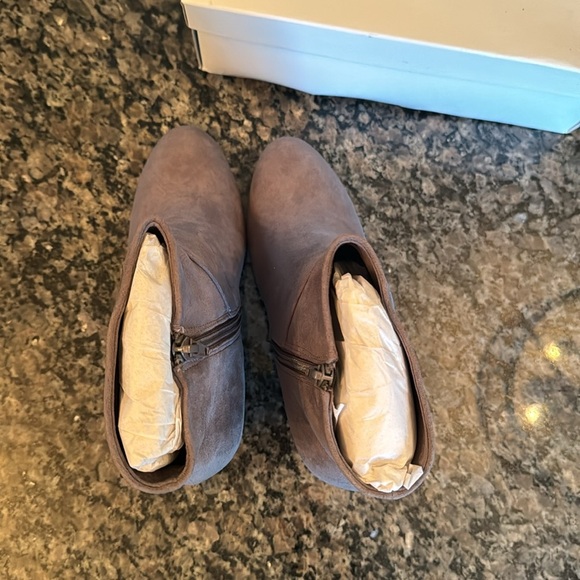 Report Maylee Grey wedge bootie NIB 9 - Picture 5 of 8